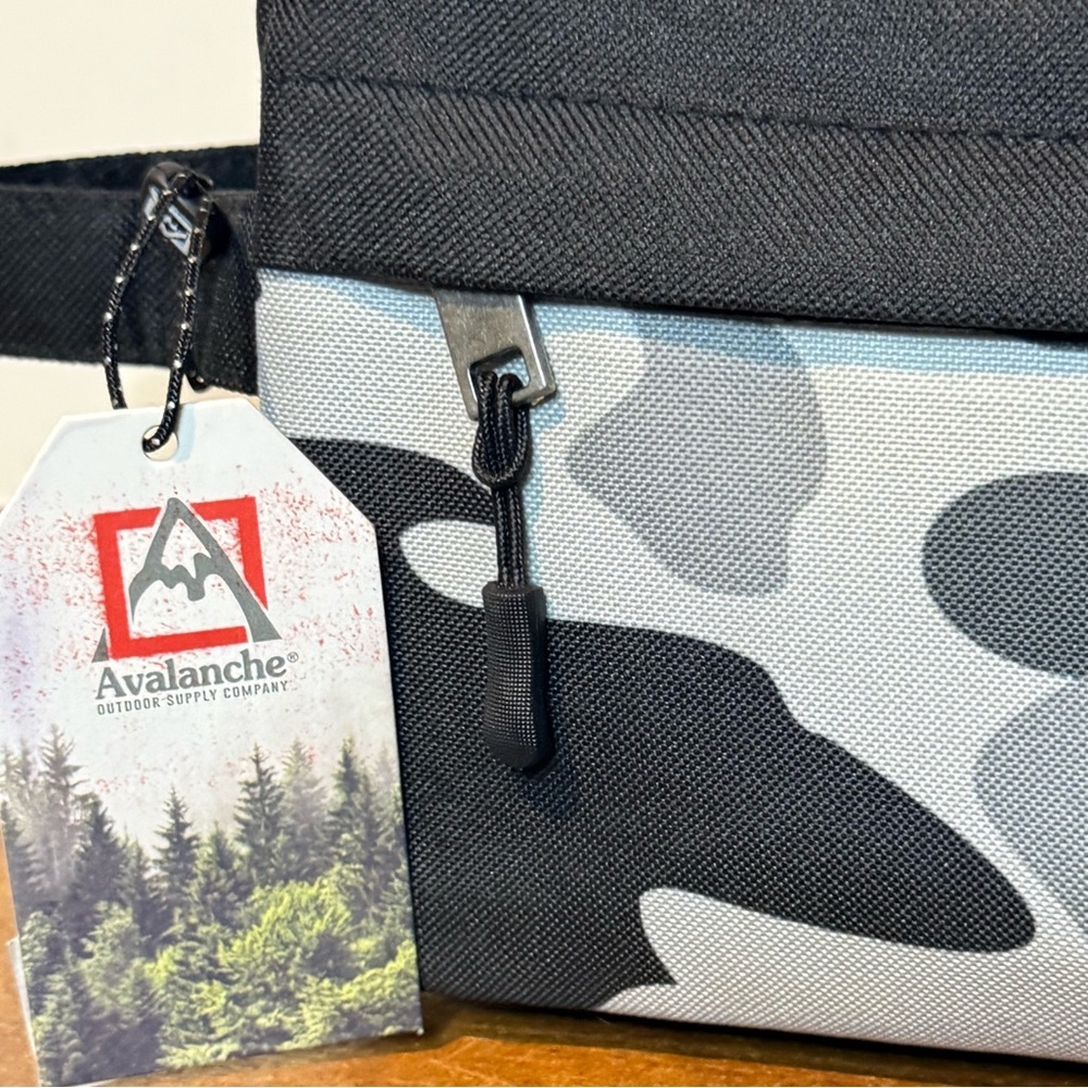 Avalanche Men's Black and Gray Camo Toiletry Bag - Picture 3 of 10